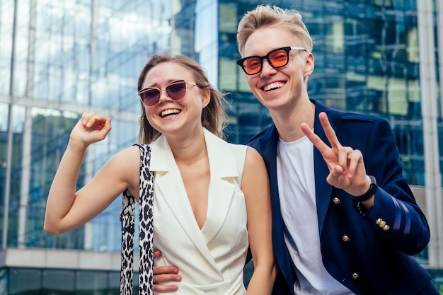 Uomo bello e bella donna come partner commerciali e amanti sullo sfondo del centro affari di Mosca