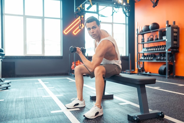 Uomo bello e bello che si allena in palestra