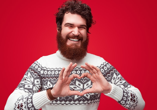 uomo bello felice con la barba che mostra amore