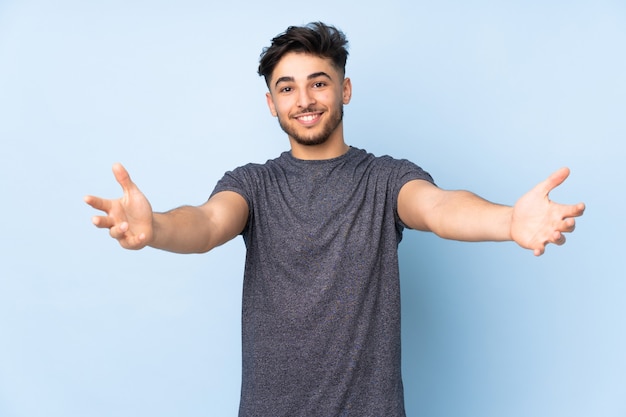 Uomo bello felice in studio