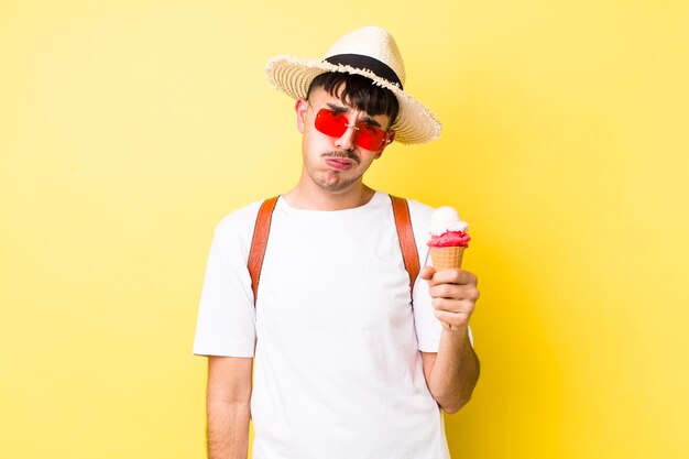 Uomo bello giovane adulto con un concetto estivo di gelato