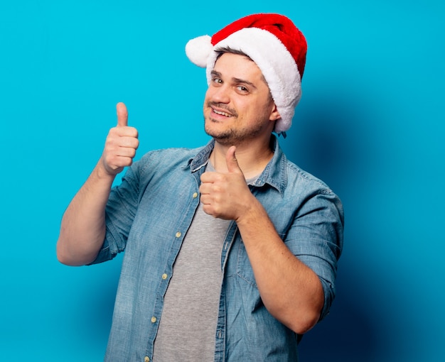 Uomo bello in cappello di natale