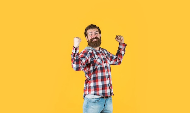 Uomo bello maturo in camicia a scacchi ha la barba sulla felicità del viso