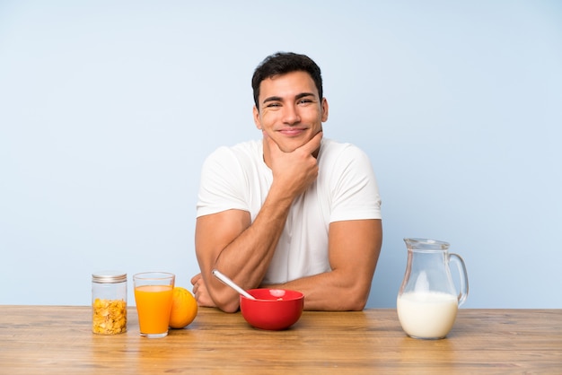 Uomo bello nel fare colazione ridere