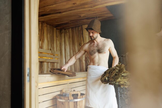 Uomo bello nella sauna