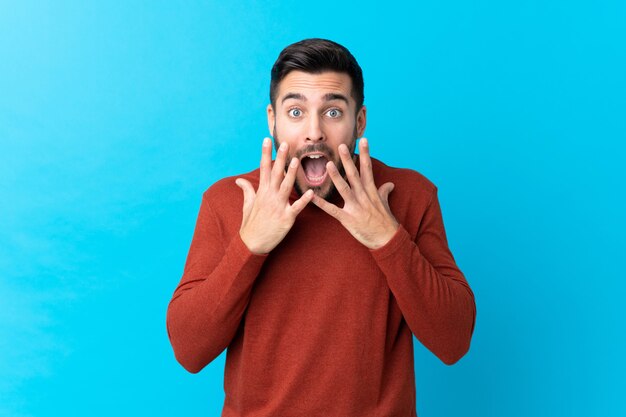 Uomo bello sopra l'azzurro isolato