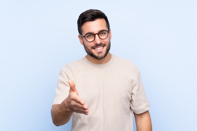 Uomo bello sopra l'azzurro isolato