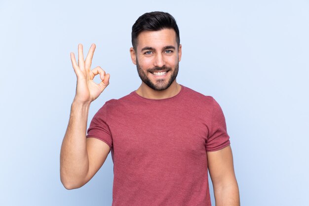 Uomo bello sopra l'azzurro isolato