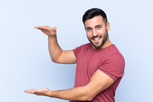 Uomo bello sopra l'azzurro isolato