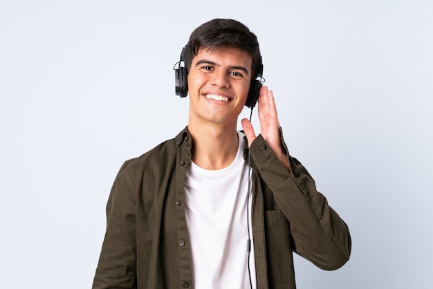 Uomo bello sopra musica d'ascolto della parete blu