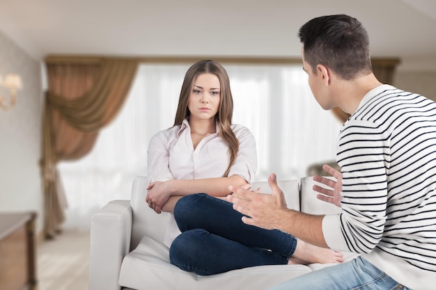 Uomo bello triste che pensa al problema, si assume la responsabilità, trova un compromesso,