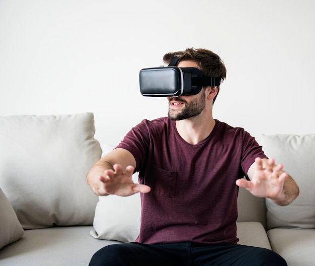Uomo bianco godendo VR