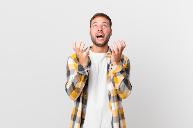 Uomo biondo bello che sembra disperato frustrato e stressato