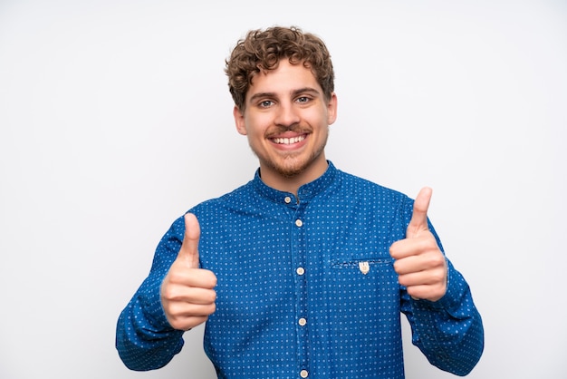 Uomo biondo con camicia blu dando un pollice in alto gesto