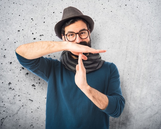 Uomo bohemien che fa il tempo fuori gesto