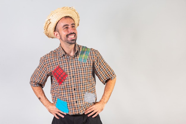 Uomo brasiliano che indossa abiti da festa junina Festa di Arraial di San Giovanni mani sulla vita