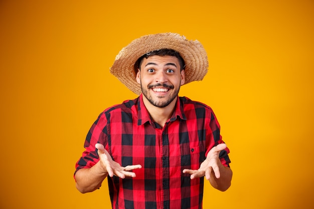 Uomo brasiliano che indossa abiti tipici per la Festa Junina