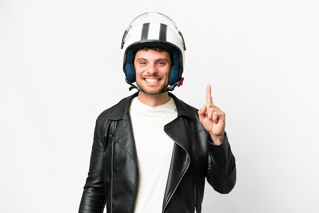 Uomo brasiliano con un casco da motociclista su sfondo bianco isolato che punta verso l'alto una grande idea