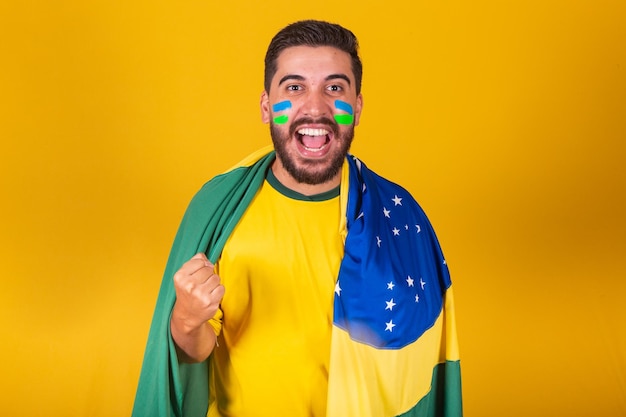 Uomo brasiliano latinoamericano tifo per il brasile nella coppa del mondo 2022 fan bruna che celebra vibrante felice urlando obiettivo bello