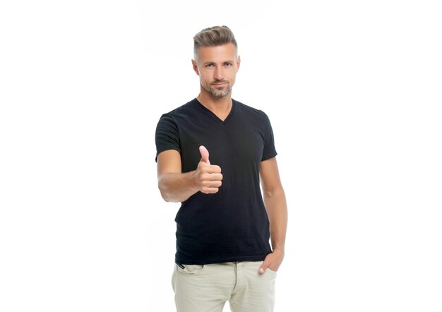 Uomo brizzolato in maglietta casual che mostra il pollice in su colpo di studio stile uomo brizzolato di uomo brizzolato