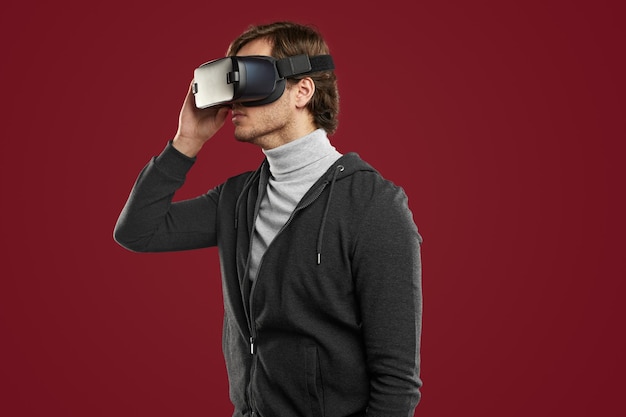 Uomo calmo che esplora il mondo virtuale con gli occhiali VR