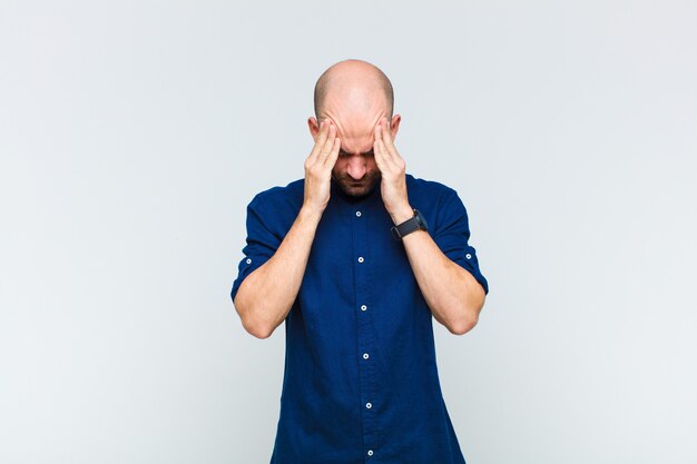 Uomo calvo che sembra stressato e frustrato