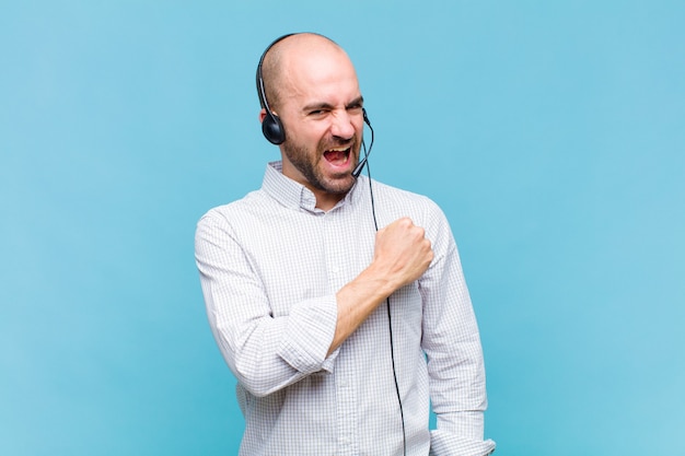 Uomo calvo che si sente felice, positivo e di successo, motivato quando affronta una sfida o celebra buoni risultati