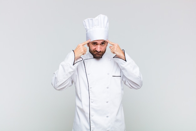 Uomo calvo con uno sguardo serio e concentrato, brainstorming e pensando a un problema impegnativo