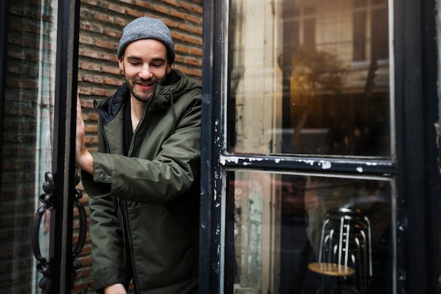 Uomo casual con stile urbano che esce dall&#39;edificio