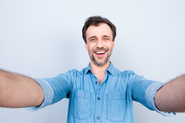 Uomo casuale di smiley che prende selfie