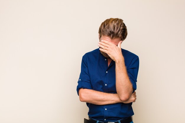 Uomo caucasico adulto biondo in camicia isolata