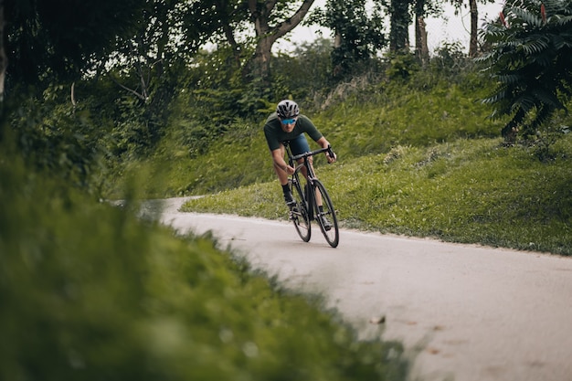 Uomo caucasico attivo in bici di guida di abbigliamento sportivo al parco