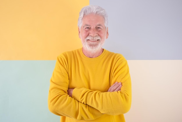 Uomo caucasico barbuto anziano sorridente con le braccia incrociate guardando la fotocamera Nonno anziano bello in piedi su uno sfondo colorato isolato che esprime relax e positività
