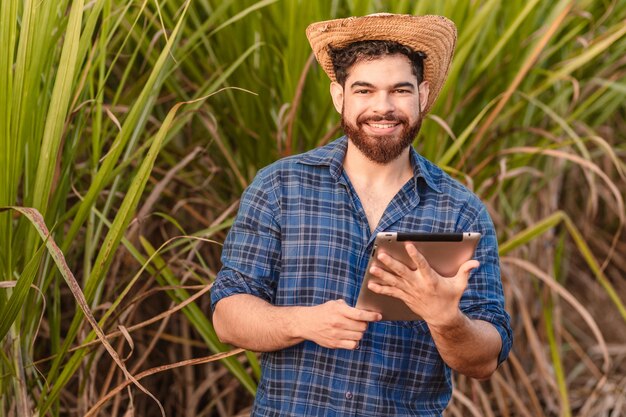 Uomo caucasico brasiliano agricoltore lavoratore rurale ingegnere agricolo azienda tablet Agricoltura e tecnologia