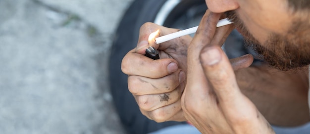 Uomo caucasico che fuma sigaretta all'aperto