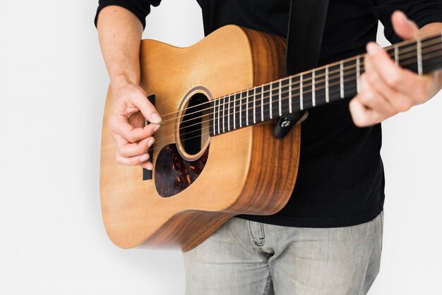 Uomo caucasico che gioca il primo piano della chitarra