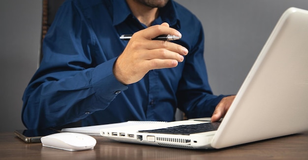 Uomo caucasico che lavora con il computer portatile