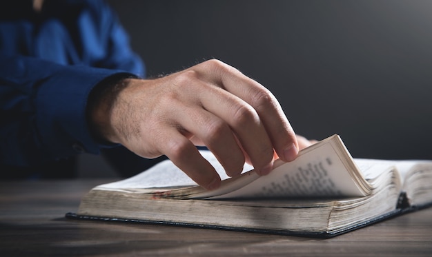 Uomo caucasico che legge la Sacra Bibbia.