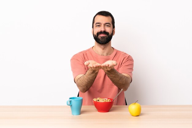 Uomo caucasico che mangia prima colazione