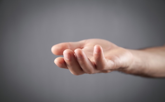 Uomo caucasico che mostra la mano vuota.