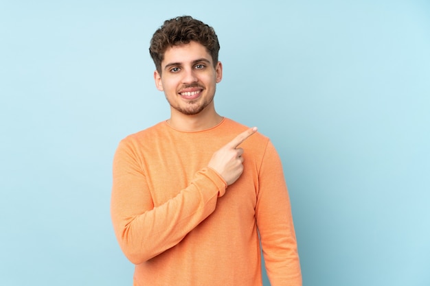 Uomo caucasico che punta di lato