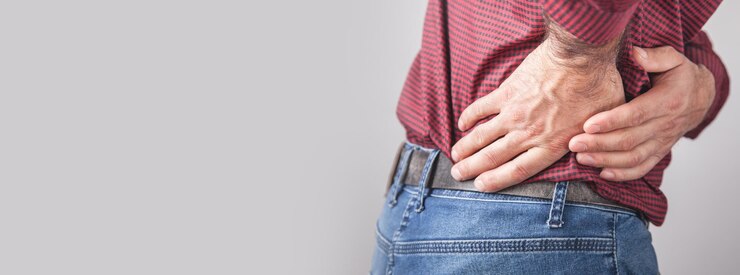 Uomo caucasico che soffre di mal di schiena