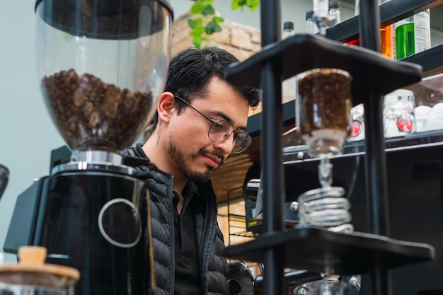 Uomo caucasico che sorride e lavora in una caffetteria.