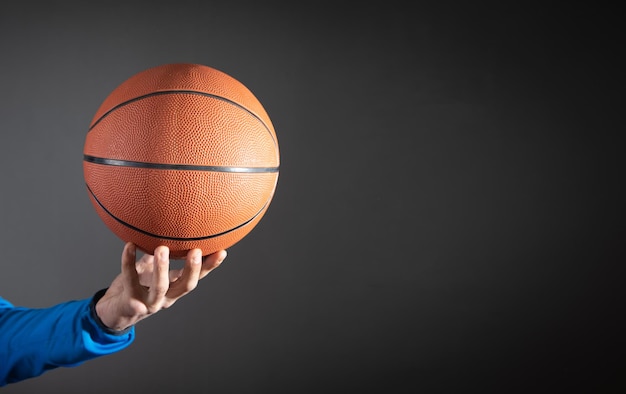 Uomo caucasico che tiene palla da basket