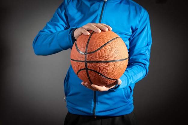 Uomo caucasico che tiene palla da basket