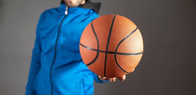 Uomo caucasico che tiene palla da basket