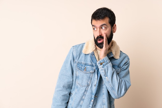 Uomo caucasico con barba isolata