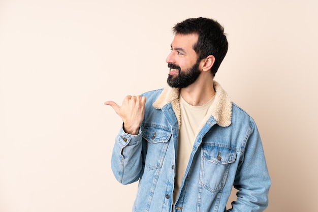 Uomo caucasico con barba isolata