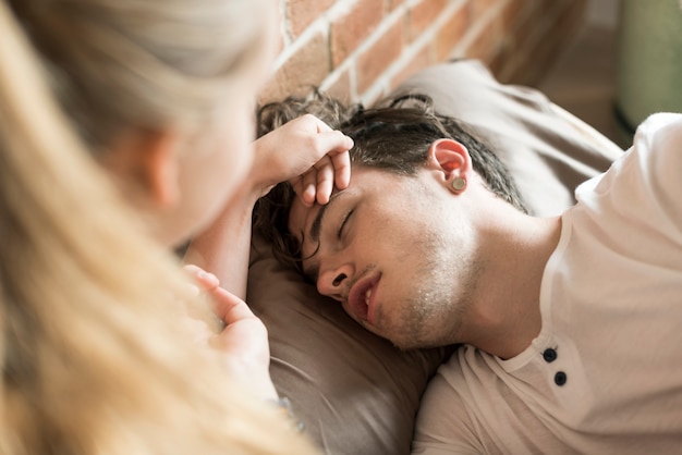 Uomo caucasico con febbre alta