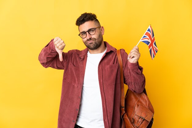 Uomo caucasico con in mano una bandiera del Regno Unito